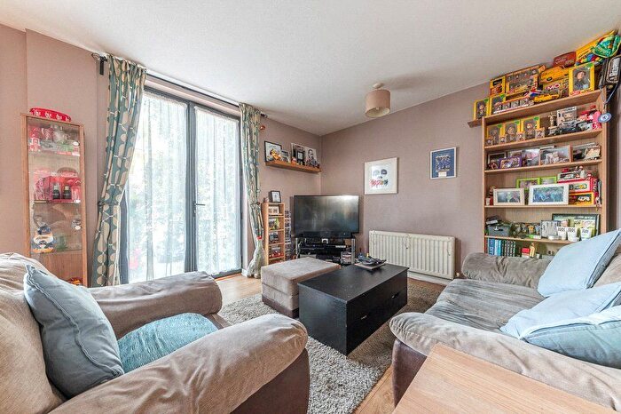 1 Bedroom Flat For Sale In Godstone Road, Whyteleafe, Surrey, CR3