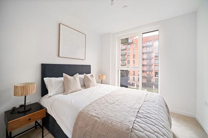 2 Bedroom Flat To Rent In Farine Avenue, Hayes, UB3