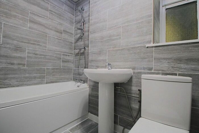 2 Bedroom Flat To Rent In Waterloo Gardens, London, E2