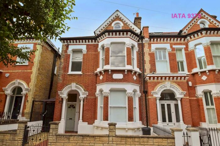 3 Bedroom Flat To Rent In Granard Road, London, SW12