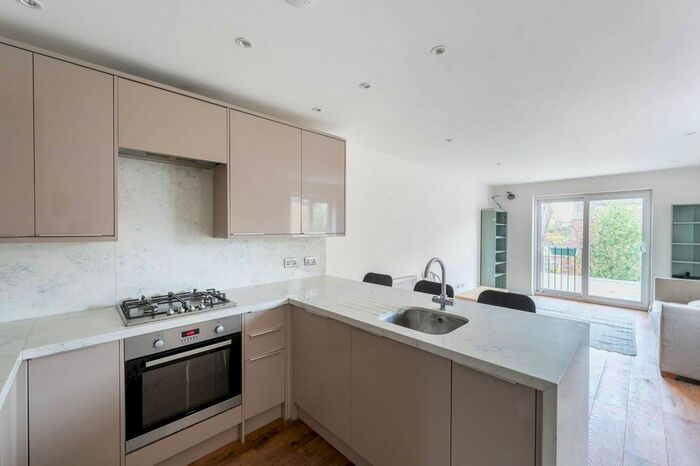 3 Bedroom Flat To Rent In Church Lane, Tooting Bec, London, SW17