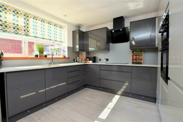 4 Bedroom Detached House For Sale In Glyn Avenue, Wrexham, LL12