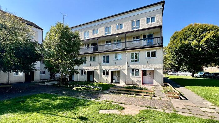 3 Bedroom Flat For Sale In Brookwood Road, Hounslow, TW3
