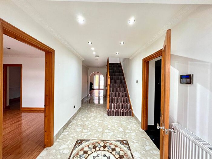 6 Bedroom Terraced House To Rent In Langley Broom, Slough, SL3