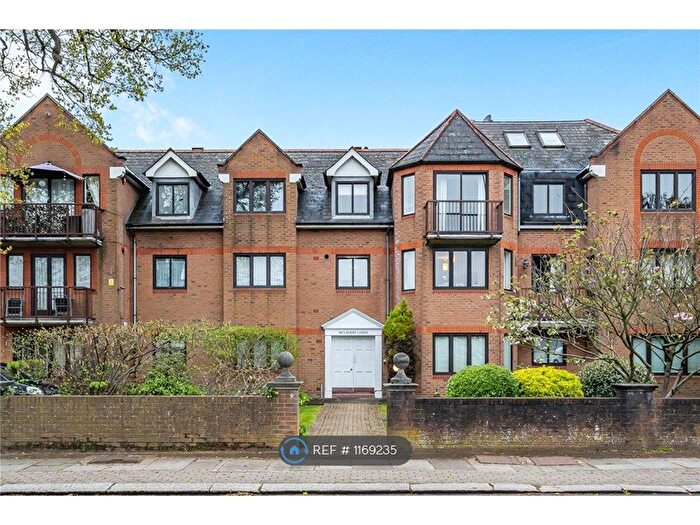 2 Bedroom Flat To Rent In The Ridgeway, Enfield, EN2