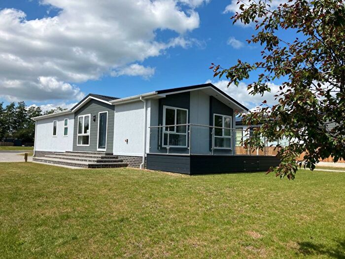 2 Bedroom Mobile/park Home For Sale In Roecliffe, York North Yorkshire, YO51