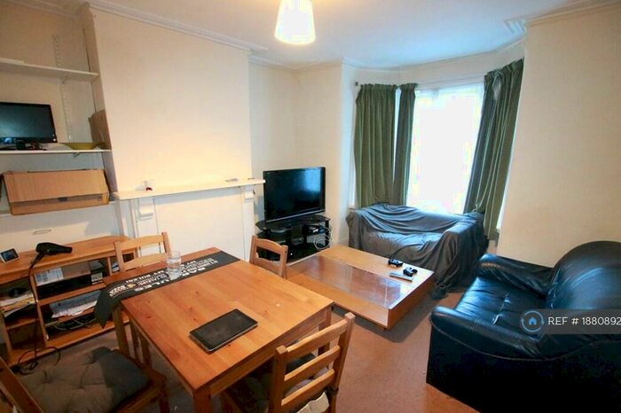 4 Bedroom Terraced House To Rent In Donnington Road, Reading, RG1