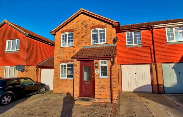 4 Bedroom Semi-Detached House For Sale In St. Matthews Close, Evesham, WR11