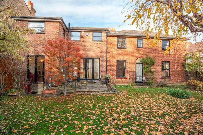 3 Bedroom Detached House For Sale In Smarts Lane, Loughton, Essex, IG10