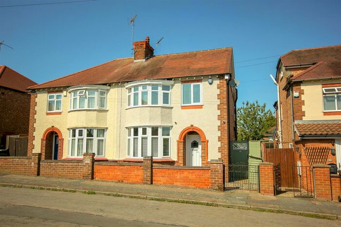 4 Bedroom Semi-Detached House For Sale In Talbot Road, Rushden, NN10