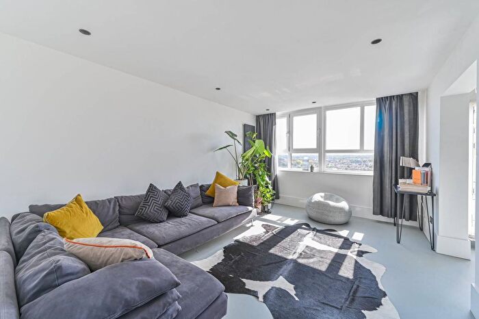 2 Bedroom Flat For Sale In Lingham Street, Stockwell, London, SW9