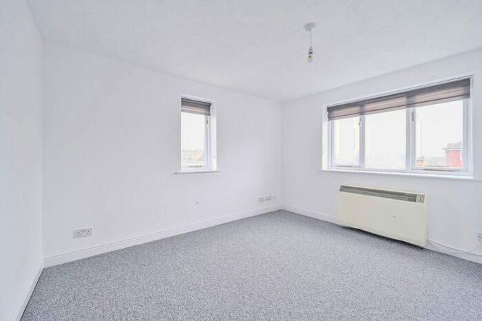 1 Bedroom Flat To Rent In Tideside Court, Charlton, London, SE18