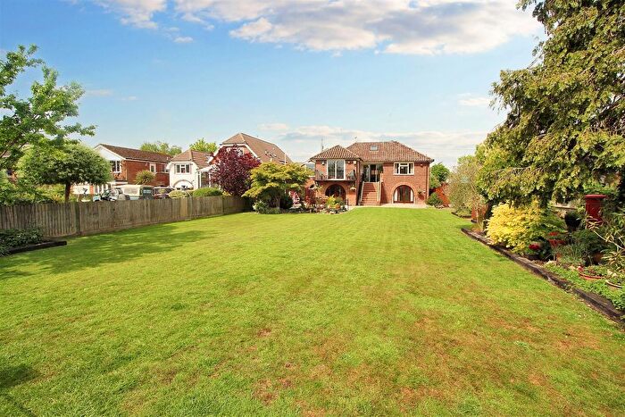 3 Bedroom Detached House For Sale In River Gardens, Purley-On-Thames, RG8