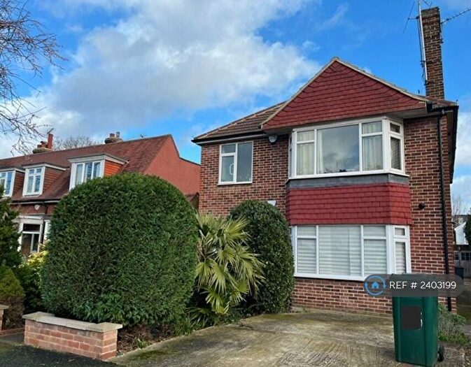 2 Bedroom Flat To Rent In Petworth Road, London, N12