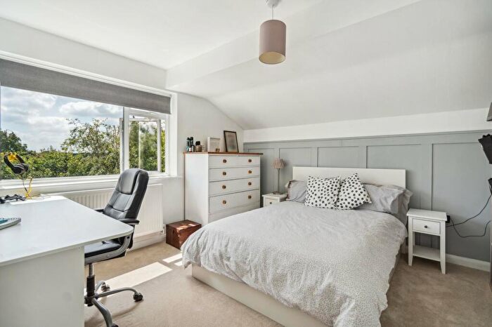 4 Bedroom Detached House For Sale In The Paddock, Chalfont St Peter, Gerrards Cross, SL9