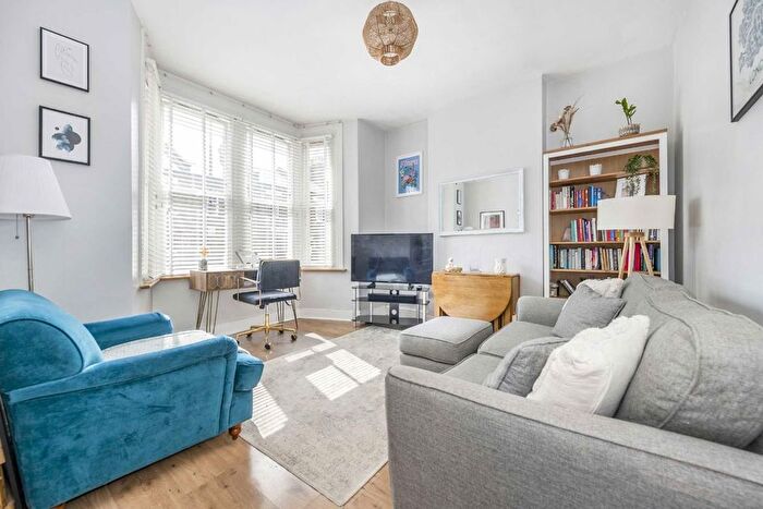 2 Bedroom Flat For Sale In Kilburn Lane, London, W10