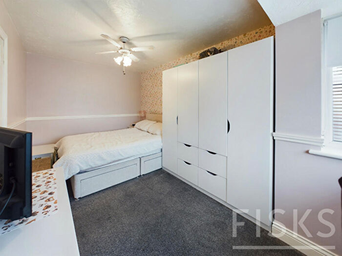 1 Bedroom Bungalow For Sale In Urmond Road, Canvey Island, SS8