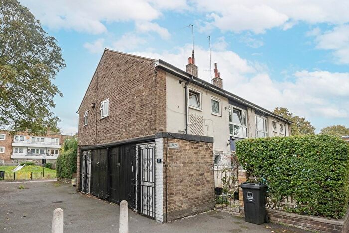 2 Bedroom Flat For Sale In Somerford Grove Estate, London, N16