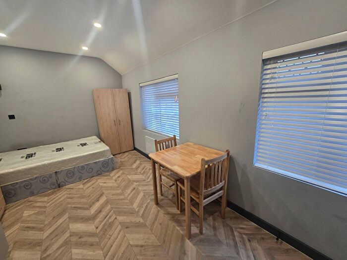 Studio To Rent In Halsbury Road West, Northolt, UB5