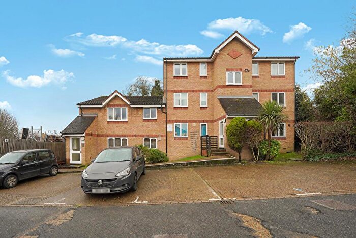 1 Bedroom Flat For Sale In Waddington Close, Burleigh Road, Enfield, EN1