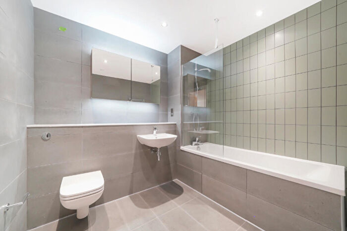 2 Bedroom Apartment To Rent In Guild Point, B5
