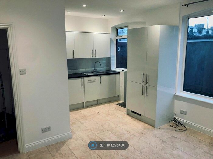 4 Bedroom End Of Terrace House To Rent In Fishponds Road, London SW17