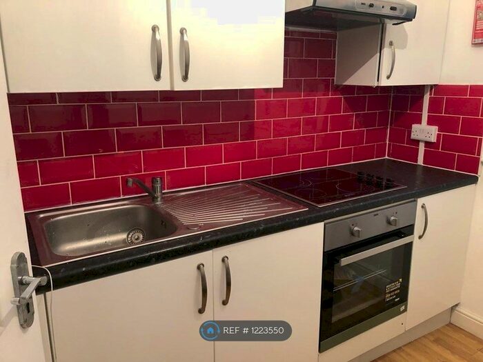 3 Bedroom Flat To Rent In Fernside Avenue, London, NW7