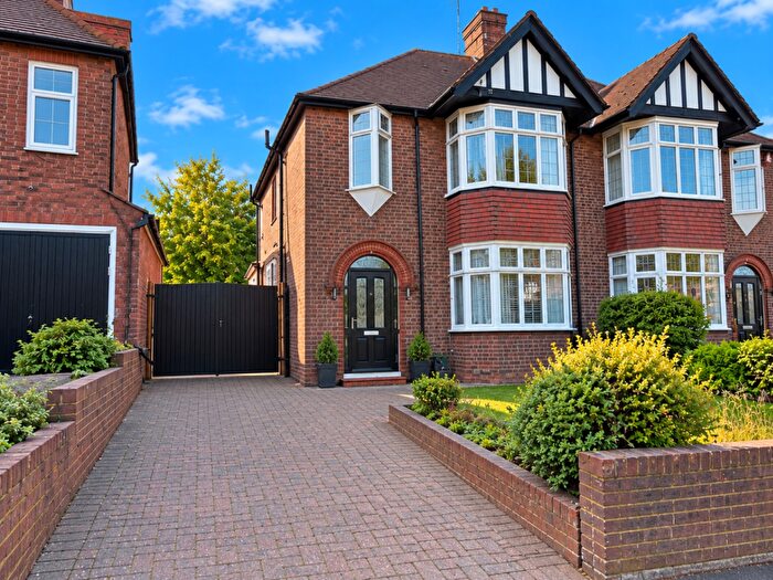3 Bedroom Semi-Detached House For Sale In Stockingstone Road, Luton, Bedfordshire, LU2