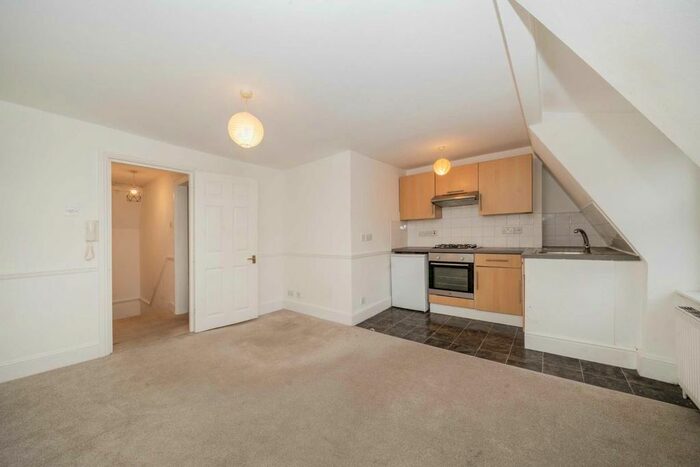 1 Bedroom Flat To Rent In Streatham High Road, London, SW16