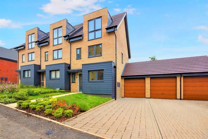 3 Bedroom Semi-Detached House To Rent In New House Farm Drive, Northfield, Birmingham B31