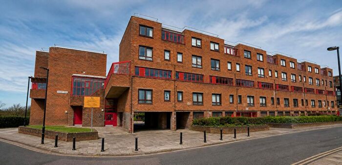 3 Bedroom Flat To Rent In The Sandlings, London, N22