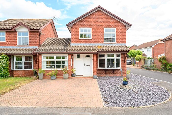 3 Bedroom Detached House For Sale In Thorneycroft Close, Walton-On-Thames, KT12