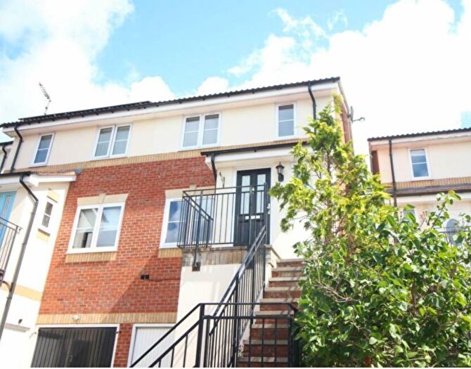 3 Bedroom Semi-Detached House To Rent In Blaenant, Emmer Green, RG4