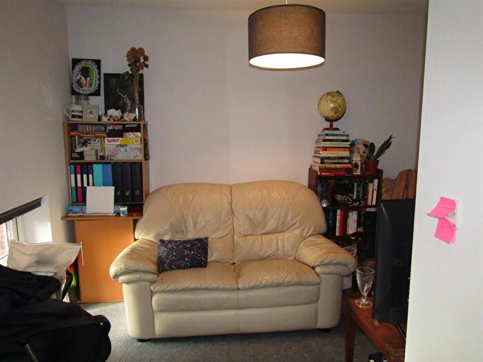 2 Bedroom Apartment To Rent In Queens Crescent, Exeter, EX4