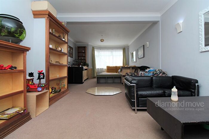 3 Bedroom Semi-Detached House To Rent In Basildene Road, Hounslow, TW4
