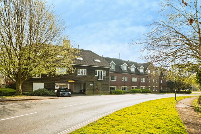 2 Bedroom Flat For Sale In Brookhill Road, Copthorne, Crawley, RH10