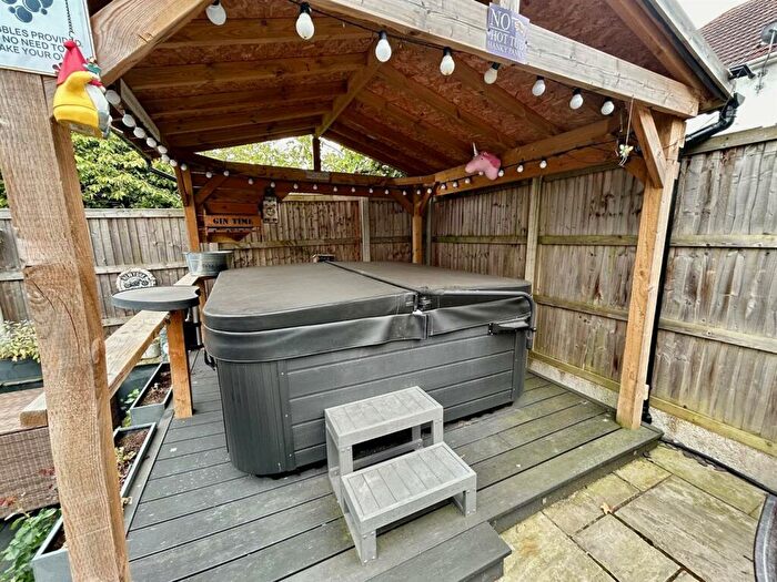 2 Bedroom Bungalow For Sale In Honey Lane, Waltham Abbey, EN9