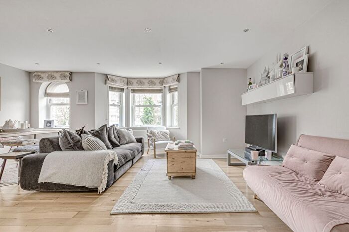 2 Bedroom Flat To Rent In Wendle Square, Battersea, SW11