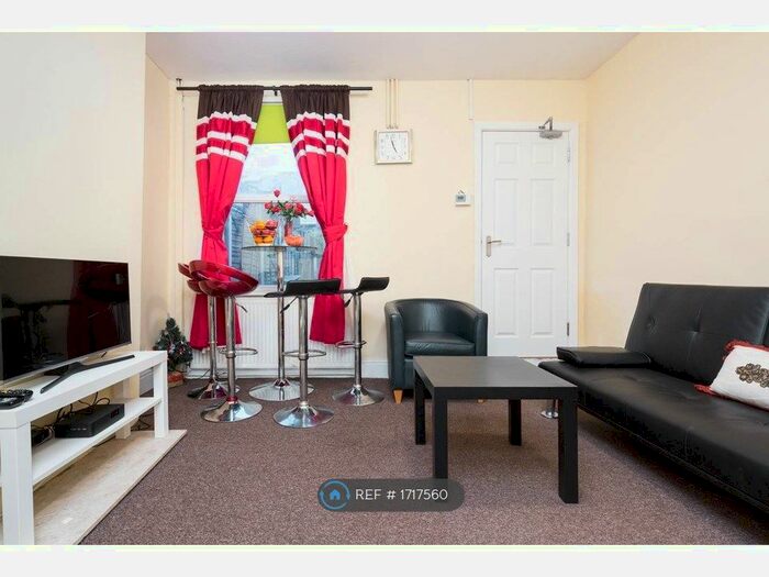 3 Bedroom Terraced House To Rent In Wiggin Street, Birmingham, B16