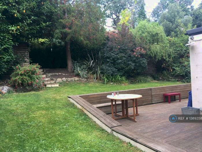 2 Bedroom Flat To Rent In Woodcote House, London, SE19