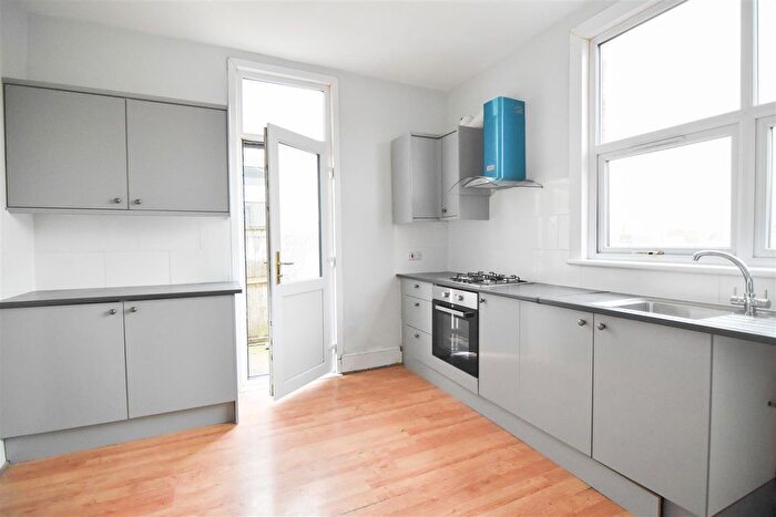 3 Bedroom Flat To Rent In London Road, Thornton Heath, CR7