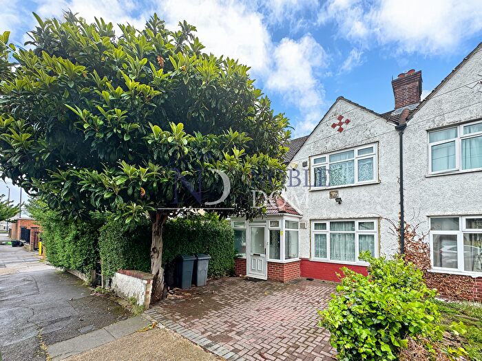 3 Bedroom Terraced House For Sale In Hounslow, TW4