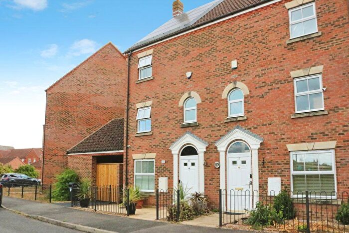 4 Bedroom Semi-Detached House For Sale In Tracy Avenue, Langley, SL3