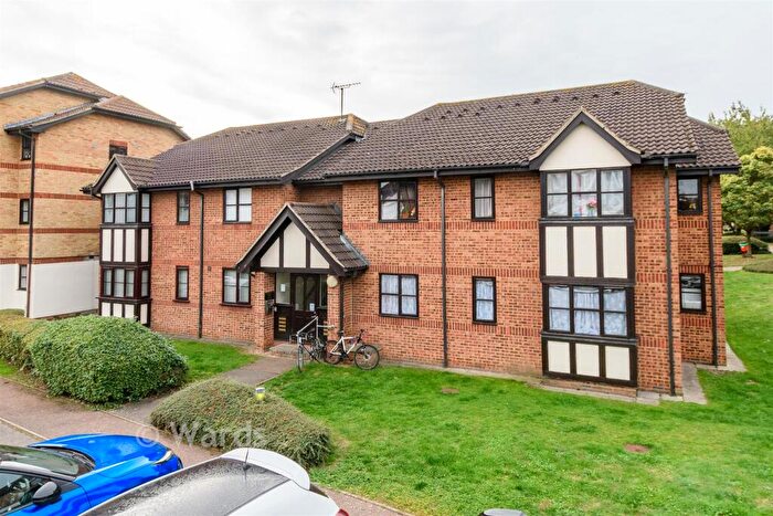 2 Bedroom Flat For Sale In Hardwick Crescent, Dartford, Kent, DA2