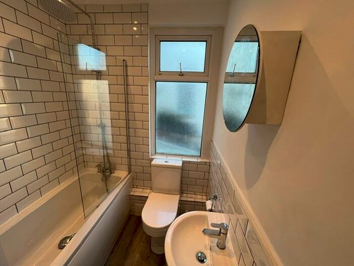 2 Bedroom Apartment To Rent In Corporation Road, Cardiff, CF11