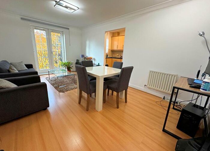 2 Bedroom Flat To Rent In Shillingford Close, Mill Hill East, NW7