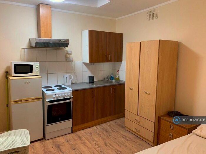 Studio To Rent In Hornsey Road, London, N19