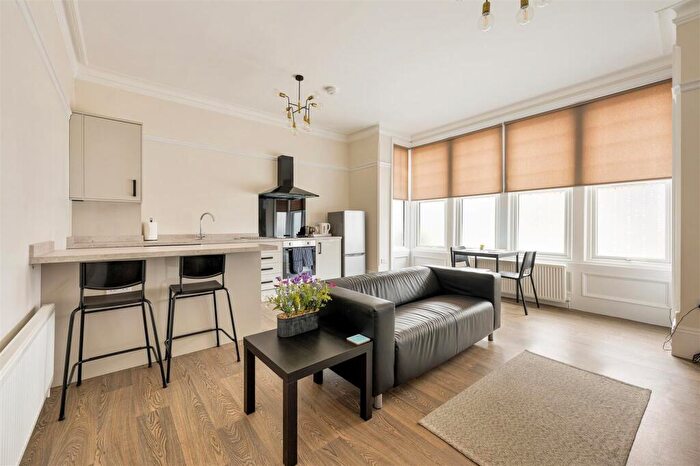 1 Bedroom Flat For Sale In High Road, Woodford Green, IG8