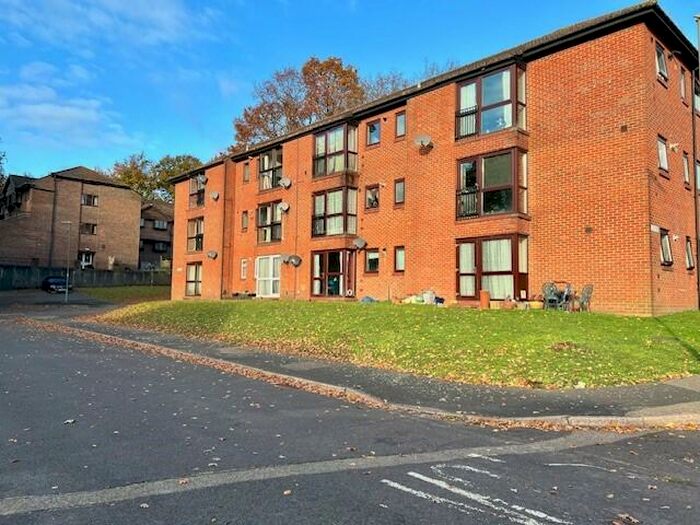 2 Bedroom Flat To Rent In Yeovil Close, Farnborough, Hampshire, GU14