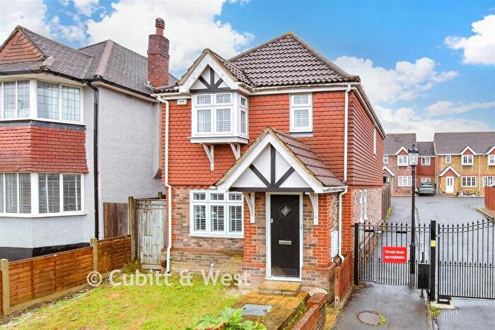3 Bedroom Detached House For Sale In Leatherhead Road, Chessington, Surrey, KT9